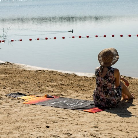 RĘCZNIK BUTELKA PLAŻOWY KĄPIELOWY NA PLAŻĘ BASEN