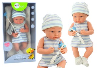 LALKA BOBAS W BIAŁO-NIEBIESKIM UBRANKU CZAPECZKA SMOCZEK ŚLINIACZEK KOŁDERKA