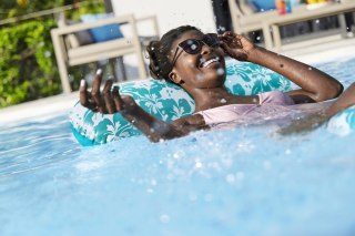 DMUCHANY MATERAC DO PŁYWANIA SIATKOWY MIĘTOWY 140 X 87 CM BESTWAY 43839