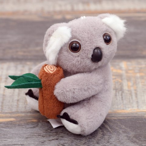 PLUSZOWY BRELOK KOALA Z GAŁĘZIĄ SZARY KARABIŃCZYK ZŁOTY 12CM