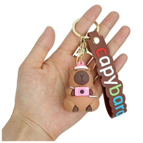 BRELOK FIGURKA KAPIBARA Z APARATEM I CZAPKĄ ZAWIESZKA KARABIŃCZYK KÓŁKO