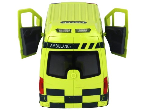 ZDALNIE STEROWANY ŻÓŁTY AMBULANS ZE ŚWIATŁAMI