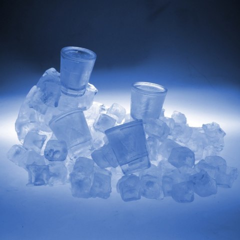 Nietopniejące kieliszki lodowe na 18 osiemnastkę